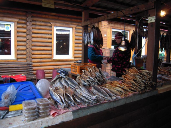 5. Omouls à l'étalage, sur le marché de Listvyanka.jpg