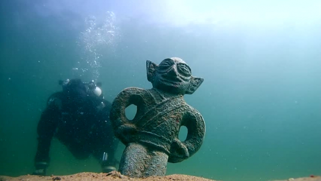 10. Ancienne sculpture immergée lac baikal.JPG