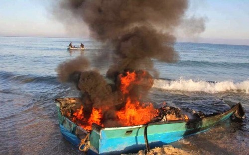 3. bateau de pêcheurs gazaouis incendien par israeliens.jpg