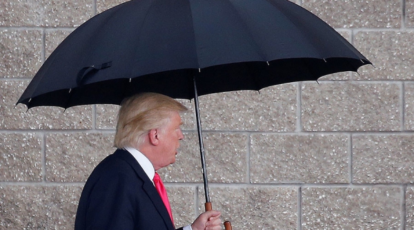 12. Trump parapluie.jpg