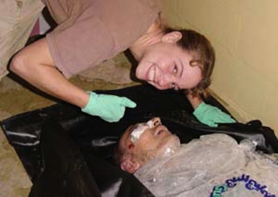 16. -Sabrina-Harmon + cadavre d'un irakien mort.jpg