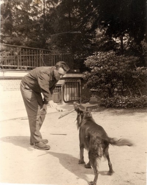 4. Jean Lavachery et son chien Plume.jpg