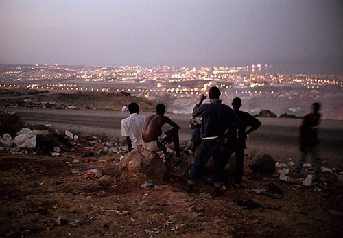 Nador (nord du Maroc) candidats à l'immigration regardant les lumières de Melilla (enclave sous autorité espagnole)..jpg