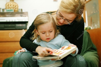 031. mother-child-reading-1941526.jpg