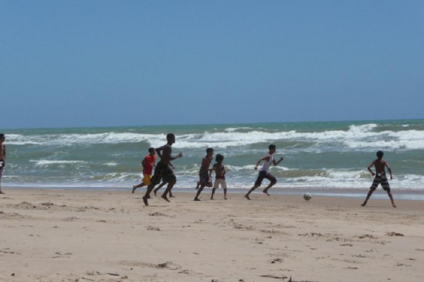 20. enfants-jouant-au-football-sur-la-plage--700-52175.jpg