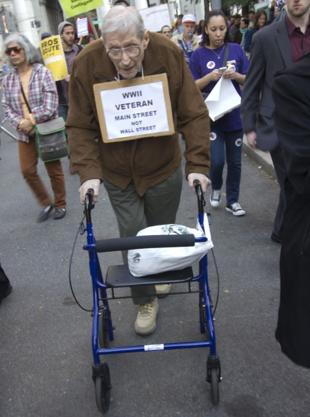 Vétéran de la IIe Guerre Mondiale protestant en déambulateur à N.Y..jpg