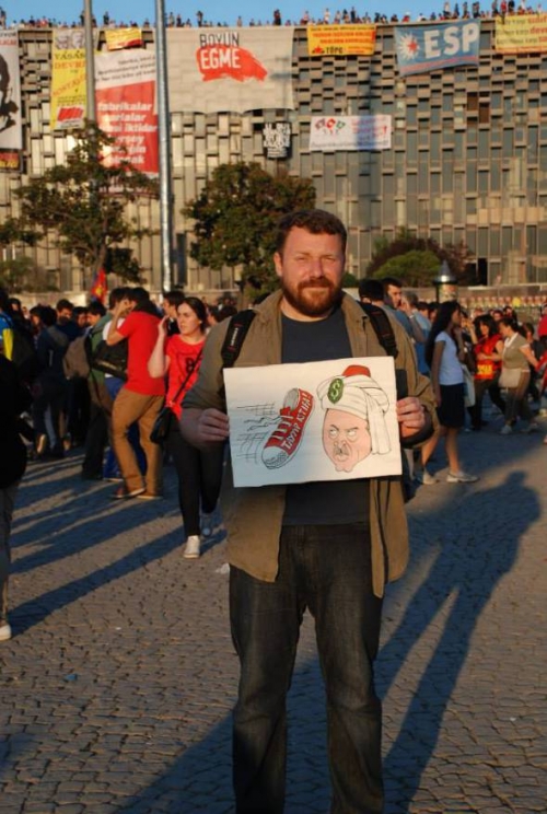 8. Salim Sezer manifestant avec un dessin de son ami Latuff aujourd'hui dans le parc Taksim -9090_10151615714710912_618672006_n.jpg
