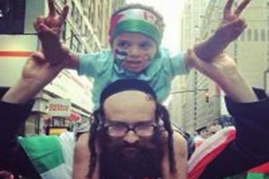 16. Juif New Yorkais man ifestant son soutien à la Palestine.jpg
