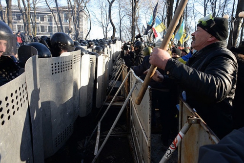 4. Barricade_line_separating_interior_troops_and_protesters._Clashes_in_4. Kyiv_Ukraine._Events_of_February_18_2014-2-1.jpg