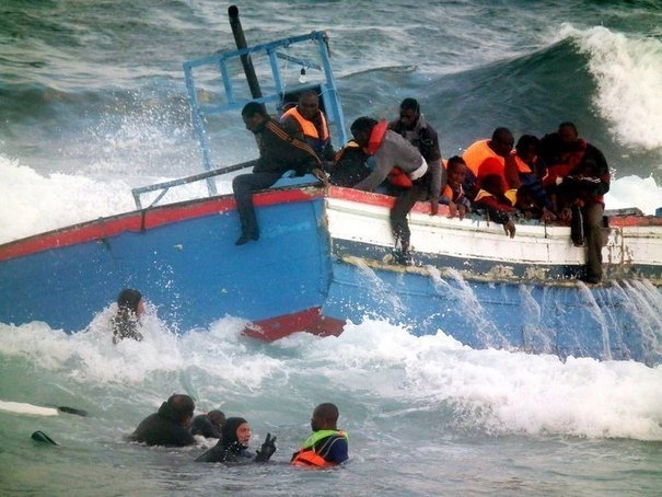 17 - Méditerranée mer de honte -des-migrants-libyens-sont-secourus-pres-des-cotes-italiennes-apres-le-naufrage-de-leur-bateau-le-13-avril-2011.jpg