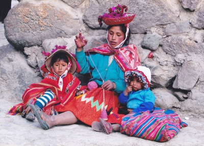 034. Quechua_woman_spinning_and_her_children_Peru.jpg