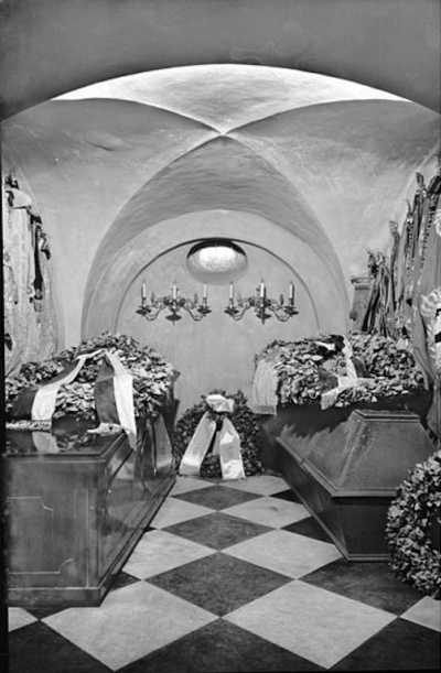 8. Cercueuils en 1939 église de la Garnison.jpg